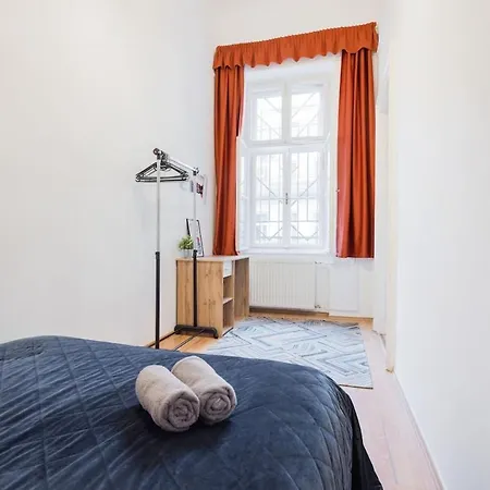 Mh008-secluded Spacious Oasis-best Location In Downtown Apartman *