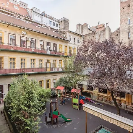 Mh008-secluded Spacious Oasis-best Location In Downtown Apartman Budapest