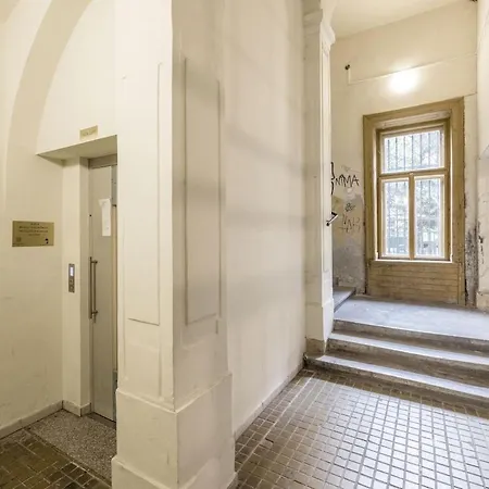 Mh008-secluded Spacious Oasis-best Location In Downtown Apartman