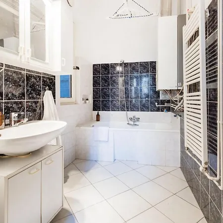 Mh008-secluded Spacious Oasis-best Location In Downtown *